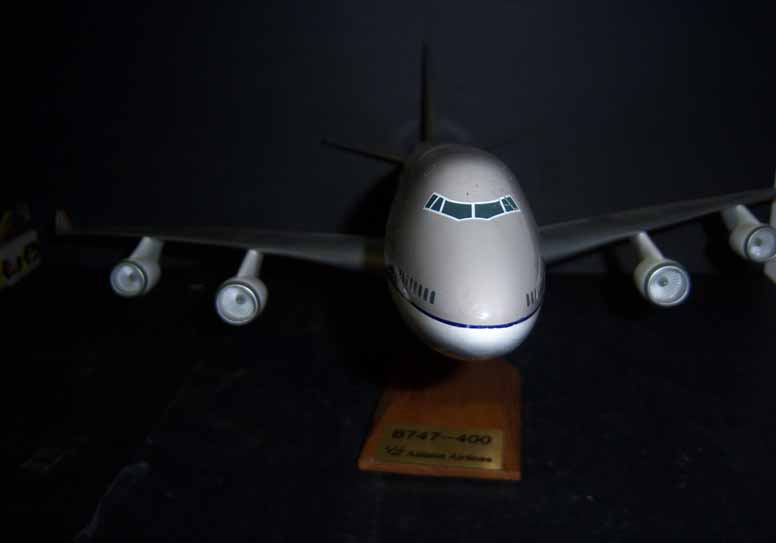 MODEL AIRCRAFT Asiana Boeing 747 400 SCALE 1/100 Plastic STAND W393 JJ 